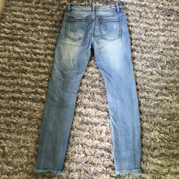 💠Trendy Jeans with Embroidery Flower Design💠 - Picture 4 of 9